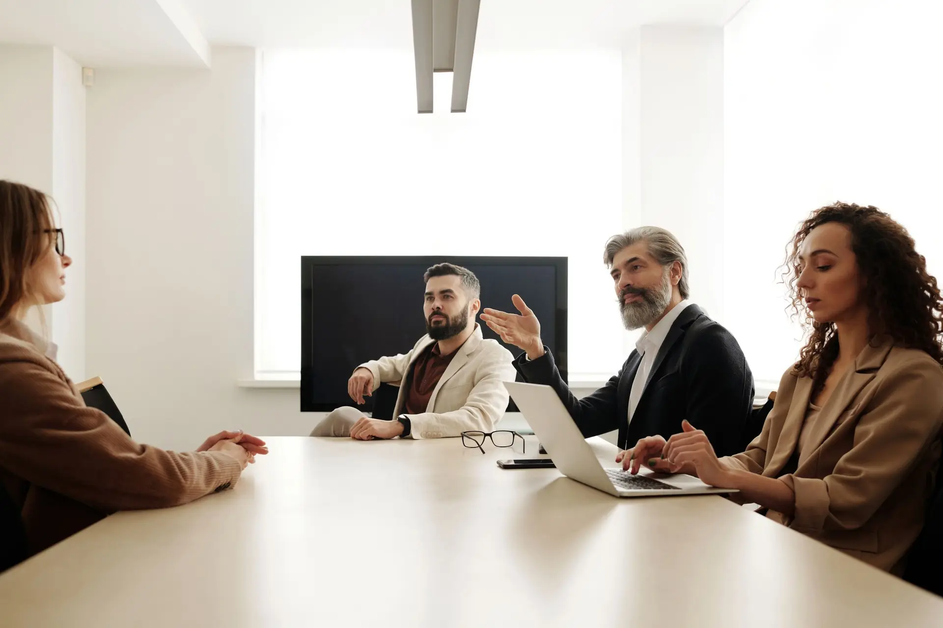 Eine Strategiebesprechung an einem langen Tisch in einem hellen Konferenzraum