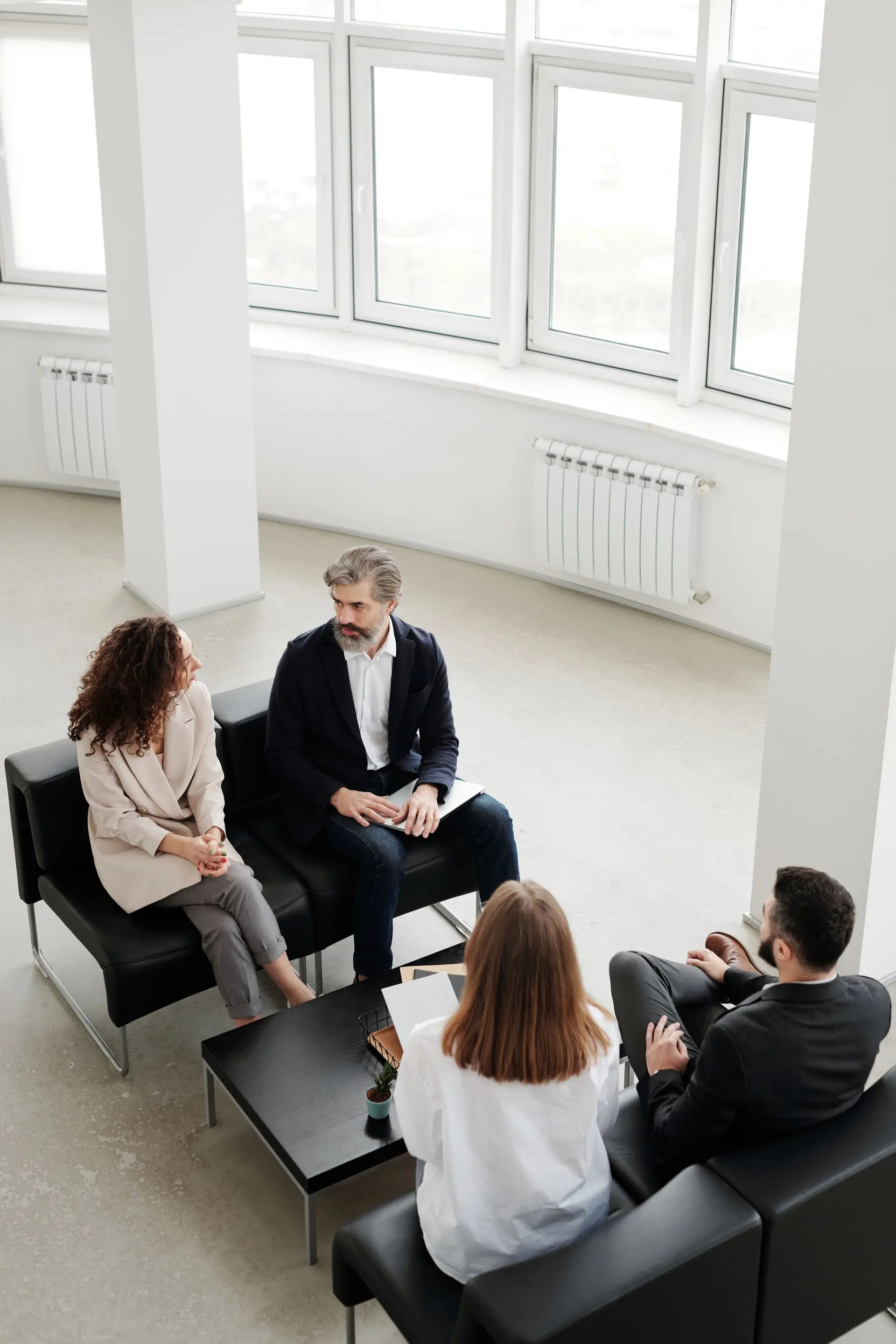 Zwei Personen im ruhigen Strategiegespräch in einem hellen Besprechungsraum