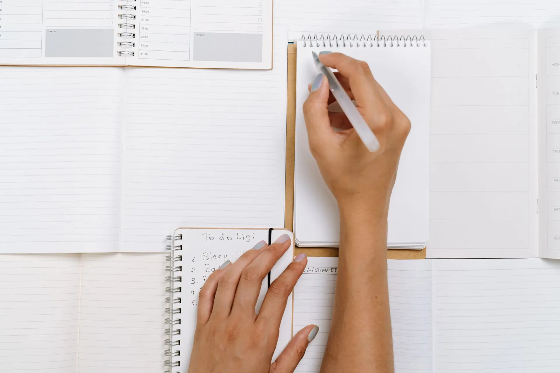 Aufgeschlagene Notizbücher mit handschriftlichen Notizen auf einem Arbeitstisch