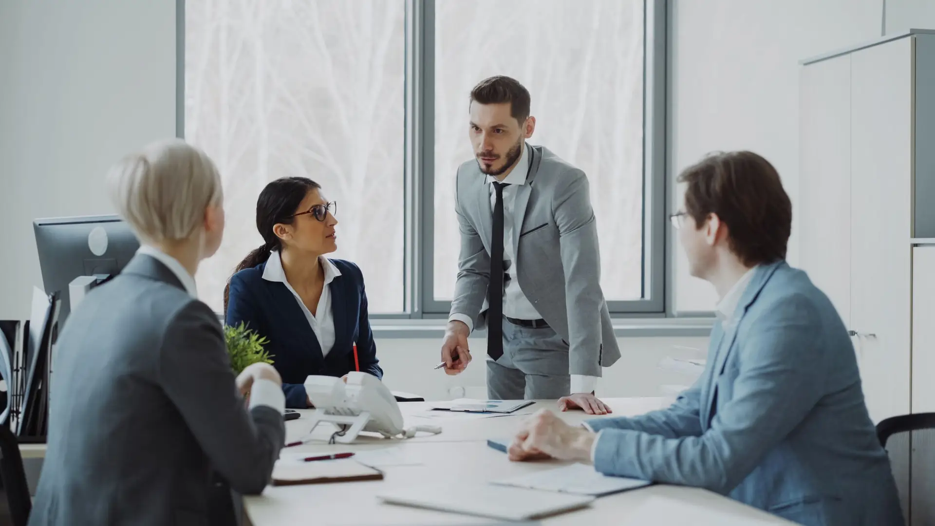 Ein Team bespricht an einem hellen Besprechungstisch die strategische Ausrichtung