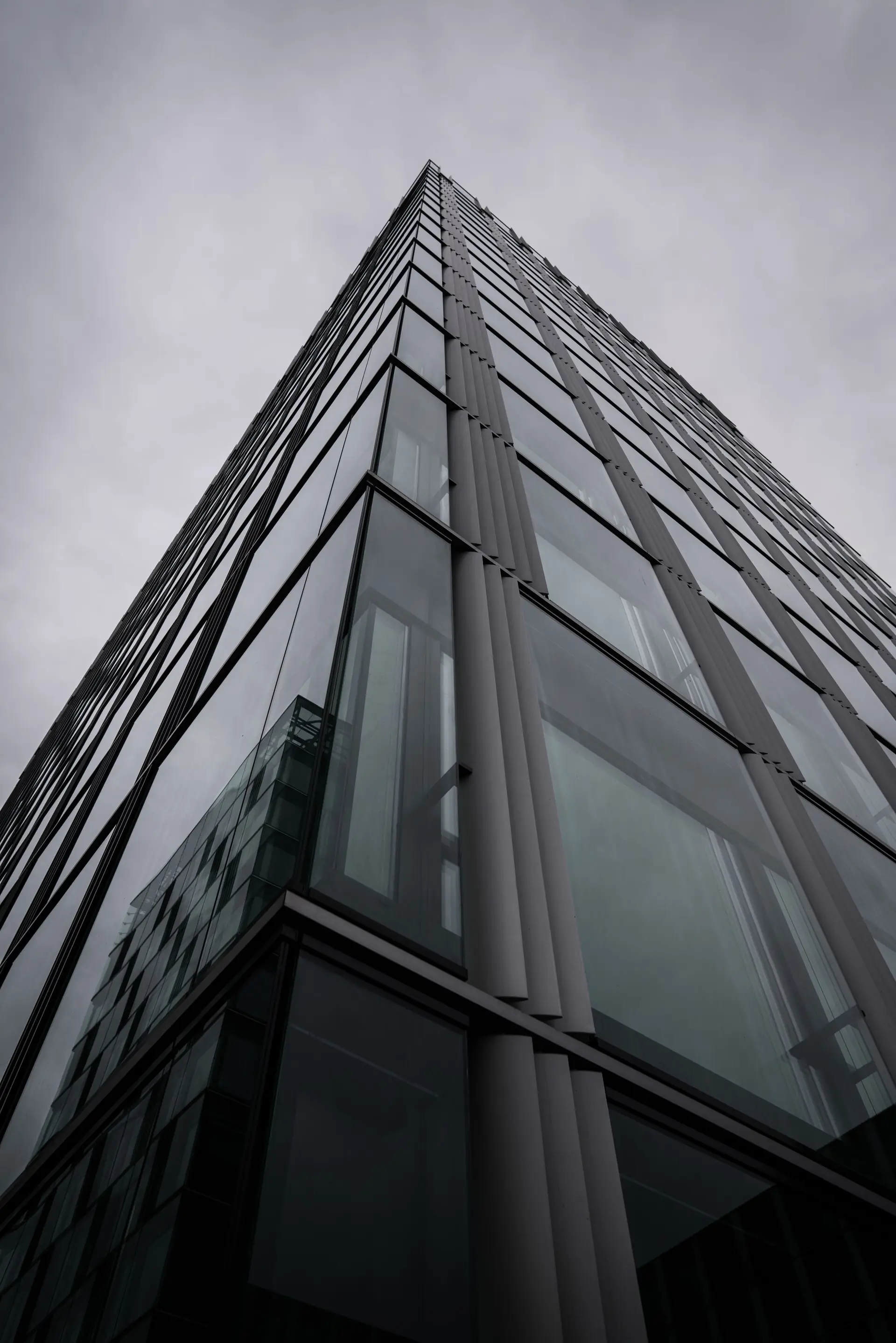 Moderne Glasfassade eines Bürogebäudes im Nebel